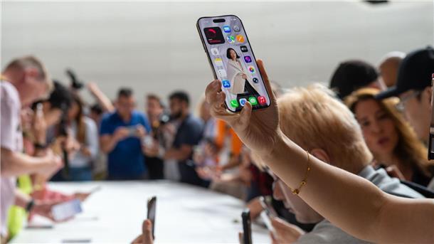 Apple-Neuheiten: Schlankes iPhone statt KI-Feuerwerk Das iPhone Air ist 5,6 Millimeter dick - und damit das bisher dünnste Apple-Handy.