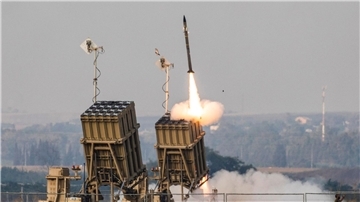 Das Iron-Dome-Raketenabwehrsystem feuert eine Abfangrakete ab.