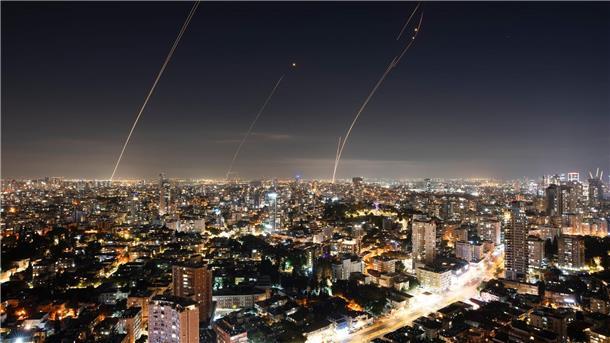 Israel: Gazastreifen in zwei Hälften geteilt Das israelische Luftabwehrsystem Iron Dome feuert in Zentralisrael, um eine aus dem Gazastreifen abgefeuerte Rakete abzufangen.