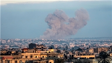 Das israelische Militär fliegt weiter Luftangriffe auf den Gaza-Streifen.