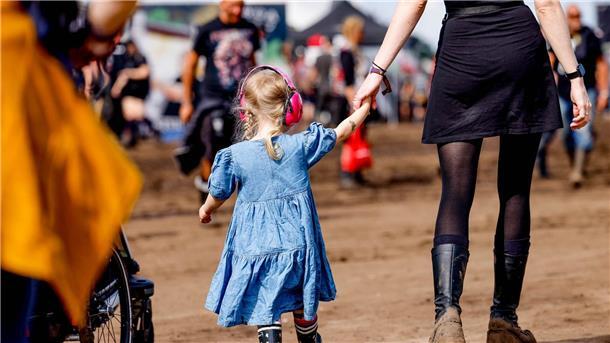 Das ist auch Wacken: Einige Besucher bringen ihre Kinder mit zum Festival.