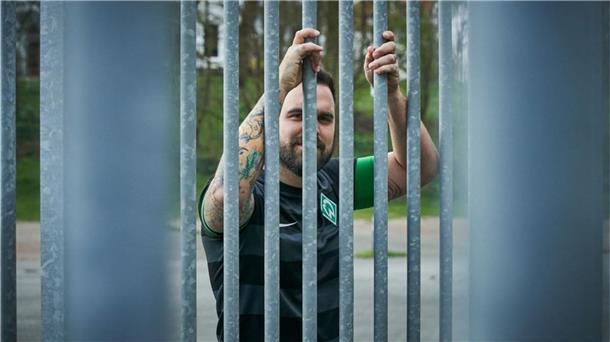 Werder-Fan reist um die halbe Welt - dann kommt die Absage Das ist bitter: Die Tores des Weser-Stadions bleiben zu, Rodrigo Rocha kann nicht hinein.