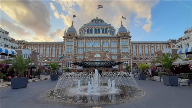 Wieder im Sattel: Nordenhams Nordseeküsten-Radler ist in Holland unterwegs Kurhotel von Scheveningen mit einem Springbrunnen davor