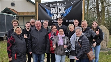 Helferteam des Festivals „Rock over Seefeld" vor einem Banner.