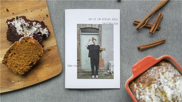 Das Backbuch "Das ist ein Gedicht über Kastenkuchen" zwischen zwei Kastenkuchen und Zimtstangen-Deko. 