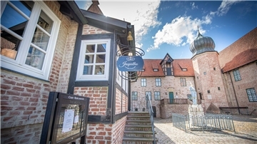 Gastronomischer Leerstand in der Burg hält an Burg Bederkesa mit Eingang zur Gastronomie