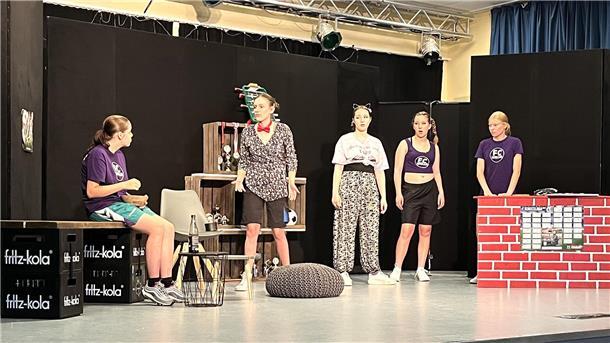 Das Jugendtourneetheater „Wellenbreker“ spielt in der KGS Tarmstedt das Stück „Ufos op’n Footballplatz".