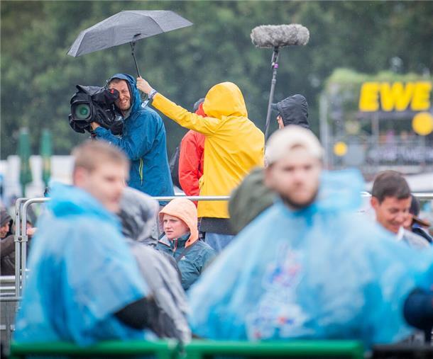 Das Kamerateam versuchte die Regenschauer abzuwehren.