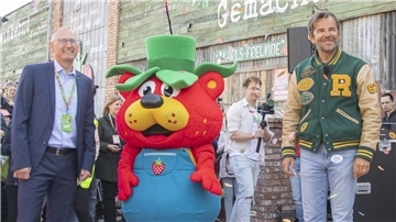 Das Karls Erlebnis-Erlebnis Dorf wurde feierlich eröffnet. Robert Dahl (r.), Karlchen und der Bürgermeister von Loxstedt, Detlef Wellbrock führen die ersten Gäste durch das Erdbeerparadies.