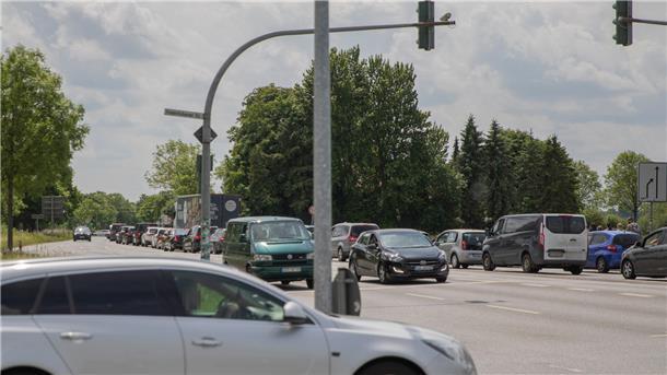 Das Karls Erlebnisdorf ist gut besucht und sorgt für Stau.