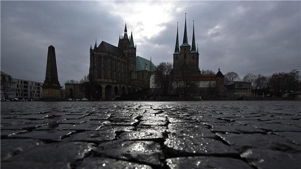 Offenbarung Ost: die ungläubige Zukunft für Deutschland? Das katholische Mariendom und der Severikirche auf dem Domplatz in Erfurt.