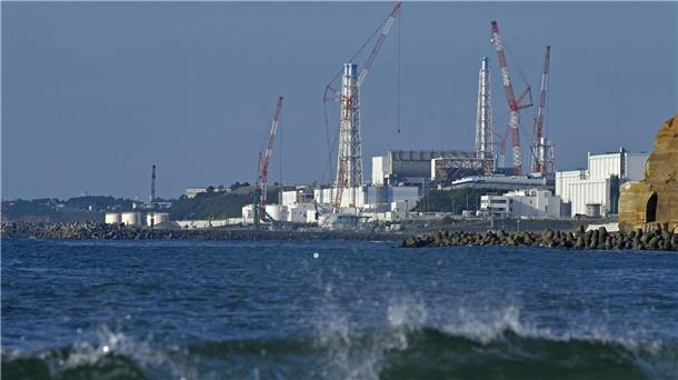 Fukushima-Kühlwasser darf bald ins Meer geleitet werden Das Kernkraftwerk Fukushima im japanischen Ort Futaba.
