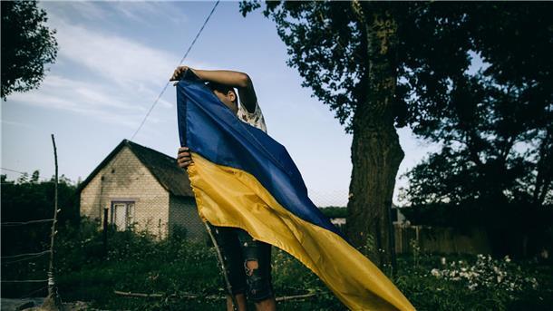 Preise für das Weltpressefoto 2024 vergeben Das Kind setzt „einen Checkpoint“ im Dorf Zelene in der Region Charkiw. Die ukrainische Fotografin Julia Kochetova gewann den ersten Preis für ihr Projekt „Krieg ist persönlich“.