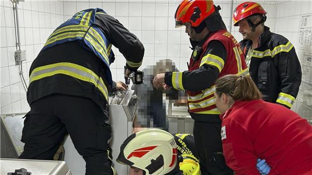 Feuerwehr befreit 13-Jährige aus Wäschetrockner Das Kind wurde mit Hilfe einer hydraulischen Schere befreit.