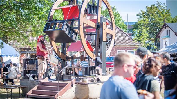 Diese zehn Höhepunkte der Maritimen Tage 2023 dürfen Sie nicht verpassen Das kleinste Riesenrad der Welt (hier ein Bild aus dem Jahr 2021), Handwerkliches und mittelalterliche Kulinarik gibt es im Freibeuterdorf zu entdecken. Foto: Hartman