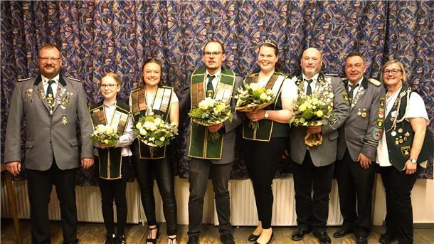 Winternheimer und Wülpern regieren in Klenkendorf Das Klenkendorfer Königshaus ist auch 2024 wieder komplett. Das Foto zeigt Vizepräsident Thomas Imbusch (von links), Kinderkönigin Nele Wahlbaum, Jugendkönigin Larissa Weber, König Jannek Winternheimer, Königin Kristine Wülpern, Alterskönig Dieter Burmester, Präsident und Monarchenkönig Jürgen Slotosch und Monarchenkönigin Angela Winternheimer