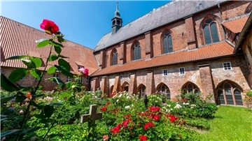 Das Kloster Lüne über den angrenzenden Friedhof betrachtet: Hier leben heute zehn Konventualinnen statt der ehemals 80 Nonnen.