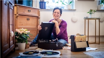 Das Koffergrammophon auf die Holzdielen, ein paar Schellack-Platten drumrum und sich beim knisternden Charme alter Schlager und Opernarien 100 Jahre zurückversetzen – für Redakteurin Susanne Schwan eine Gute-Laune-Therapie.