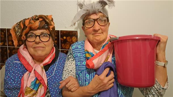 Das Komiker-Duo Ria Nagel (l.) und Jutta Reinken aus Hagen tritt als lustige Putzfrauen Madda und Kede auf.