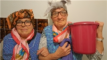 Das Komiker-Duo Ria Nagel (l.) und Jutta Reinken aus Hagen tritt als lustige Putzfrauen Madda und Kede auf.