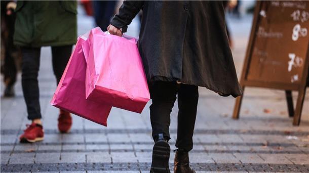 Konsumklima in Deutschland hellt sich weiter auf Das Konsumklima habe trotz anhaltender Krisen wie des Ukraine-Kriegs oder hoher Inflationsraten weiter zugelegt.
