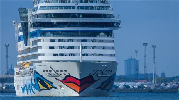 Aida-Chef: Grüne Treibstoffe über Emissionshandel bezahlen Das Kreuzfahrtschiff „AIDAmar“ legt in Warnemünde an. (Archivbild)