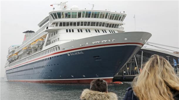 Militär rettet deutsche Touristin von Kreuzfahrtschiff Das Kreuzfahrtschiff „Balmoral“ im Rostocker Hafen. (Archiv)