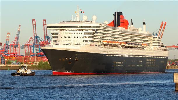 Das Kreuzfahrtschiff „Queen Mary 2“ läuft bei Sonnenschein am Morgen in den Hamburger Hafen ein. Kommt es nun stattdessen nach Bremerhaven?
