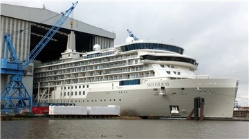 Das Kreuzfahrtschiff „Silver Ray“ beim Ausdocken in Papenburg.