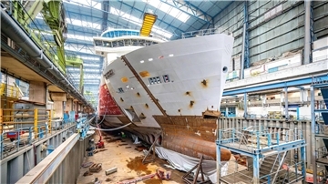 Das Kreuzfahrtschiff „Silver Ray“ in einer Halle der Meyer Werft (Archivbild).