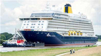 Das Kreuzfahrtschiff „Spirit of Adventure“ hat die Meyer Werft in Papenburg verlassen. Mit Hilfe von zwei Schleppern wird das Schiff nun zur Nordsee gebracht. Rückwärts funktioniert das wegen der Manövrierfähigkeit besser. Ab Montag wird der Kreuzliner mit der britischen Reederei Saga Cruises erprobt.