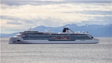 Das Kreuzfahrtschiff „Viking Polaris“ liegt vor Ushuaia. Beim Aufprall einer gewaltigen Welle auf das Kreuzfahrtschiff auf Antarktis-Tour sind ein Fahrgast getötet und vier weitere verletzt worden.