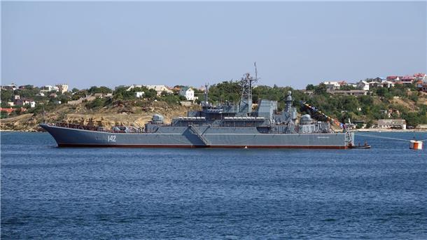 Das Kriegsschiff „Nowotscherkassk“ der russischen Schwarzmeerflotte vor der Hafenstadt.