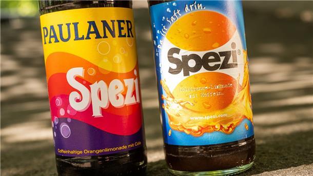 Das Kultgetränk „Spezi“ - einmal von der Großbrauerei Paulaner und einmal von der Augsburger Riegele Brauerei. Wem gehört der begehrte Name?