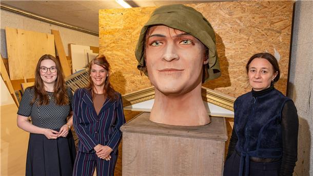 Das Kunstmuseum hat erstmals eine Stelle für die Kunstvermittlung. Ludmilla Euler (Zweite von links) entwickelt die Konzepte, hier mit SPD-Bürgerschaftsabgeordnete Janina Strelow und Stefanie Kleefeld (rechts), Leiterin des Kunstmuseums, vor dem Angler mit dem Hut von Guillaume Bijl.