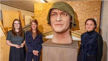 Das Kunstmuseum hat erstmals eine Stelle für die Kunstvermittlung. Ludmilla Euler (Zweite von links) entwickelt die Konzepte, hier mit SPD-Bürgerschaftsabgeordnete Janina Strelow und Stefanie Kleefeld (rechts), Leiterin des Kunstmuseums, vor dem Angler mit dem Hut von Guillaume Bijl.