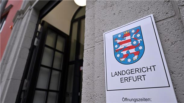 74-Jähriger soll Männer in seinem Wohnzimmer kastriert haben Das Landgericht Erfurt verhandelt einen Fall gegen einen 74-jährigen Mann, der in seiner Wohnung operative Eingriffe an mehreren Männern gegen Bezahlung durchgeführt haben soll.