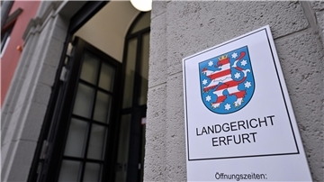 Das Landgericht Erfurt verhandelt einen Fall gegen einen 74-jährigen Mann, der in seiner Wohnung operative Eingriffe an mehreren Männern gegen Bezahlung durchgeführt haben soll.