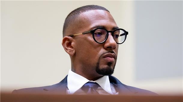 Gericht hebt Urteil gegen Jérôme Boateng auf Das Landgericht München I hatte den heute 35-jährigen Boateng wegen Angriffen auf seine Ex-Freundin in einem Karibik-Urlaub in zweiter Instanz zu einer Geldstrafe von 120 Tagessätzen zu je 10.000 Euro verurteilt - insgesamt 1,2 Millionen Euro.
