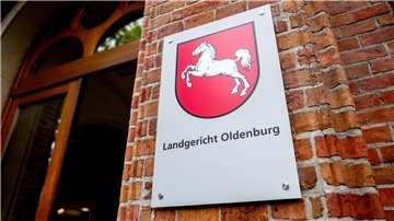 Schild des Landgerichts Oldenburg an der Hauswand der Gerichts 