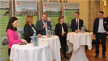 Das Landvolk im Gespräch mit Parlamentariern (von links): die CDU-Bundestagsabgeordnete Anne Janssen aus Wittmund, die SPD-Bundestagsabgeordnete Susanne Mittag aus Delmenhorst, der Wesermarsch-Landvolkvorsitzende Karsten Padeken, die SPD-Bundestagsabgeordnete Siemtje Möller aus Varel, der FDP-Fraktionsvorsitzende im Bundestag Christian Dürr und der Landvolk-Vorsitzende aus Friesland, Lars Kaper. Die Grünen-Abgeordnete Christina-Johanne Schröder war aufgrund einer Erkrankung verhindert.