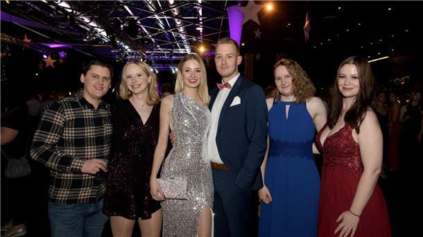 Das lange Abendkleid gehörte bei vielen Besucherinnen dazu.