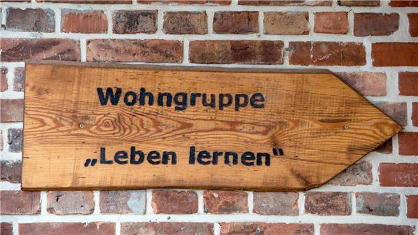 «Wohngruppe Leben lernen» ist auf einem Schild zu lesen