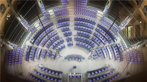 Das leere Plenum des Deutschen Bundestags. Künftig sollen hier nur noch 630 Sitze stehen.