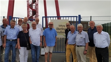 Das Leuchtfeuer Preußeneck in Eckwarderhörne besuchten 14 ehemalige Weserflug-Lehrlinge. Das Treffen 60 Jahre nach Ausbildungsende hatten Erich Hodel (3. von links) und Hartmut Bolte (2. von rechts) organisiert.