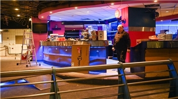 Tresen im bunten Licht in der Bowlinghalle