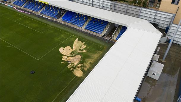 Überschwemmung zerstört Fußballplatz des AFC Wimbledon Das Ligapokal-Spiel des AFC Wimbledon gegen Newcastle United musste nach der Überschwemmung abgesagt werden.