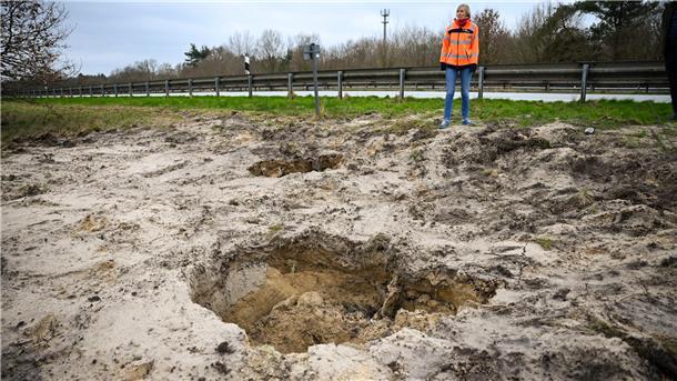 A27: Autobahn wird lange gesperrt Das Loch neben der Fahrbahn führt zu der Sperrung der A27.