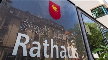 Das Lörracher Rathaus: Mitarbeiter sollen beschimpft und bedroht worden seien.