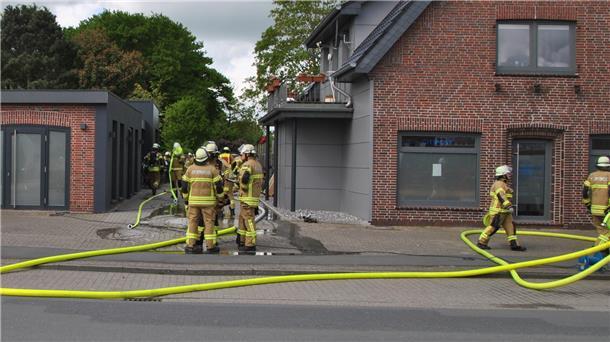 Das Löschwasser musste von der Golzwarder Straße über die Hofeinfahrt an den Brandort geführt werden.